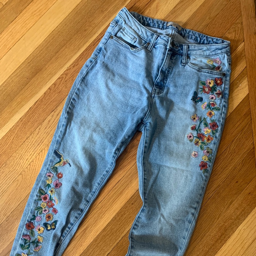 Wonderly Embroidered size 29 jeans